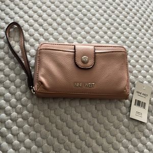 Nine West NWT wristlet/wallet 💕💕